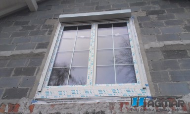 okno DPQ82 białe, szpors 18mm, roleta do zabudowy, montaż warstwowy-ciepły