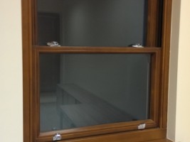 okno podawcze drewniane typu Sash (angielskie)