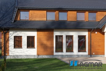 okna drewniane sosna 68mm, szpros wiedeński 20mm, w oknach żaluzje poziome drewniane