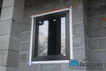 okna DPQ82 antracyt, montaż warstwowy