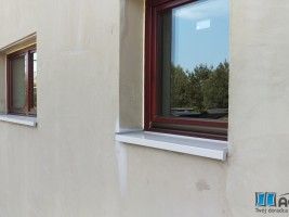 okna drewniane, okna sosna, kolor Merbau, parapet aluminiowy