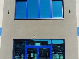 okna i drzwi aluminium, kolor RAL niebieski, szyby Arctic Blue